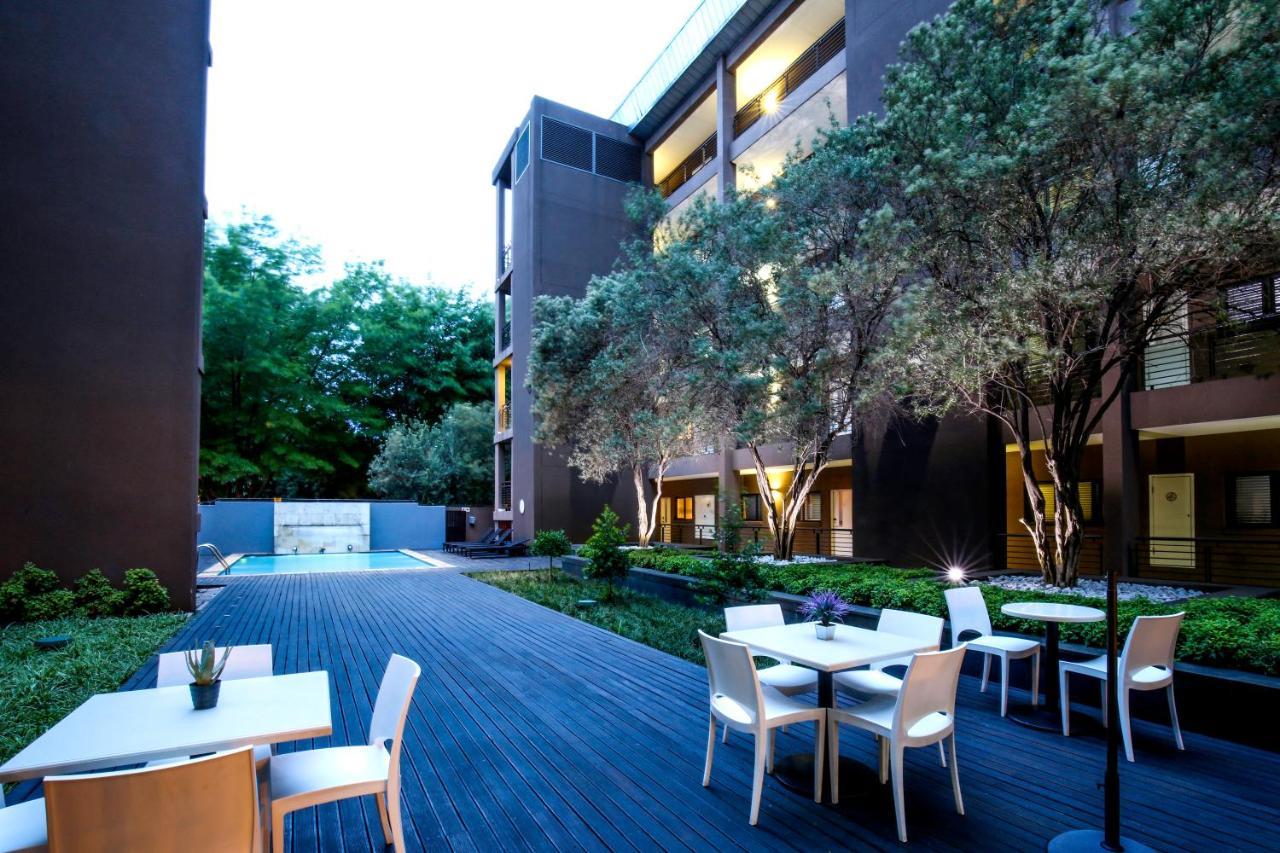The Nicol Hotel And Apartments Йоханесбург Екстериор снимка